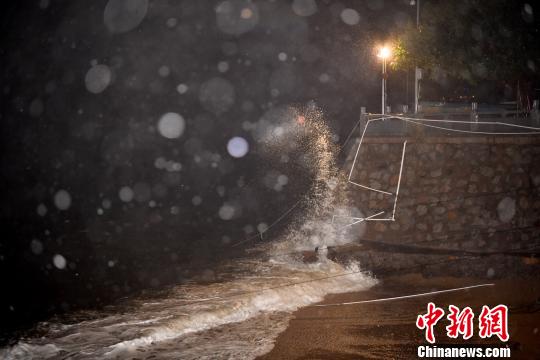 台风登陆后，深圳东部海边出现约3米多高的大浪 陈文 摄