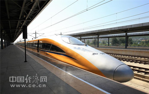 图为即将从宝鸡南站开出的宝兰高铁动车检测车。